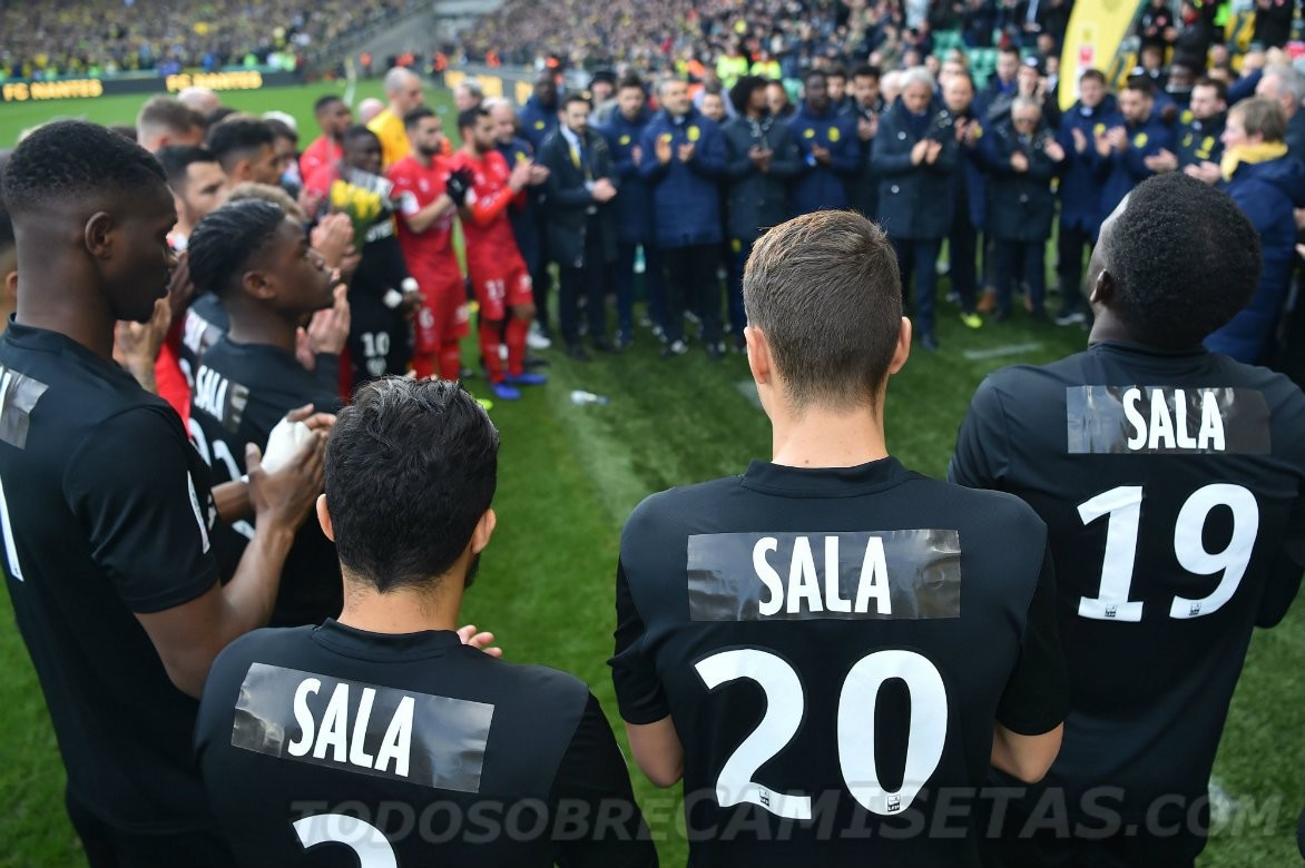 Nantes rinde homenaje a Emiliano Sala con camiseta negra