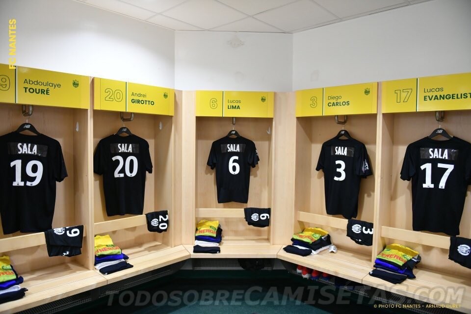 Nantes rinde homenaje a Emiliano Sala con camiseta negra