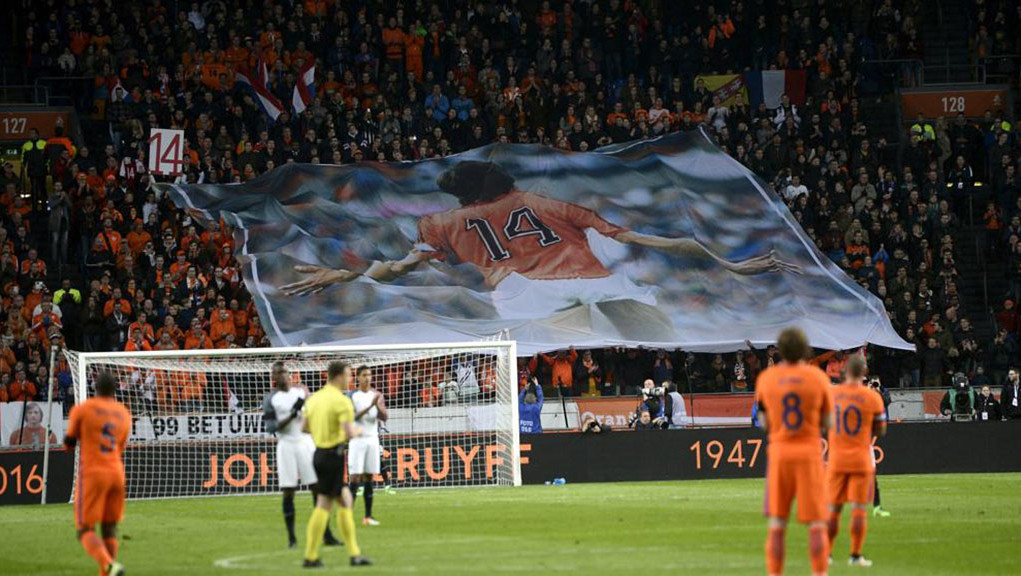 Holanda rinde homenaje a Johan Cruyff en su camiseta