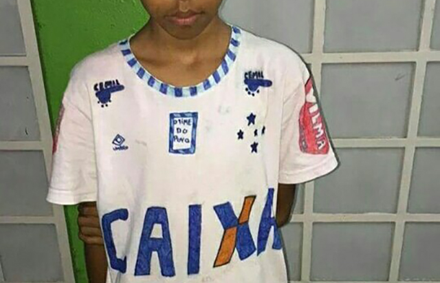 El niño que dibujó su camiseta de Cruzeiro