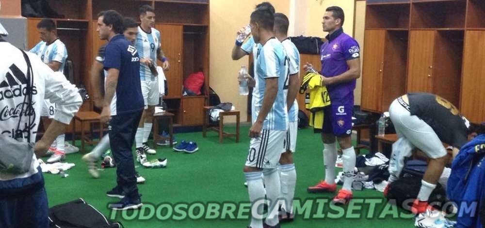 Atletico Tucuman jugando con la camiseta de Argentina en la Copa Libertadores